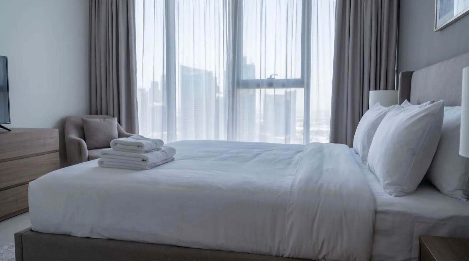 Freshly turned-over Dubai apartment bedroom with hotel-grade linen